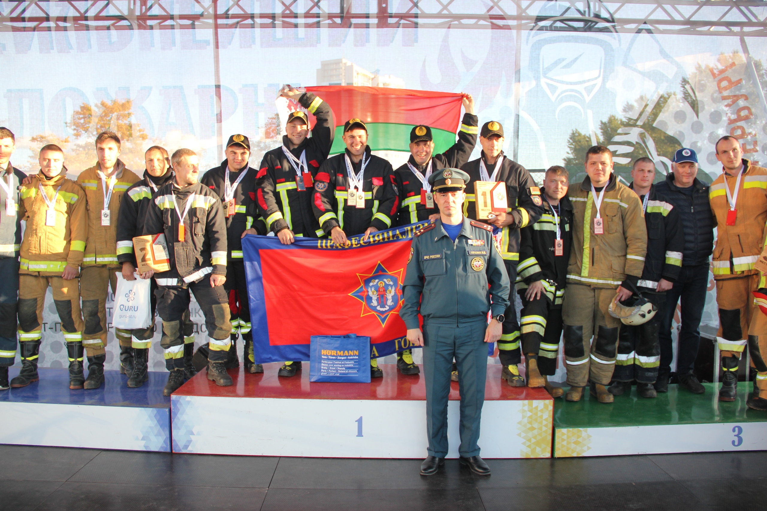 Столичные спасатели стали чемпионами соревнований "Сильнейший пожарный-спасатель" в Санкт-Петербурге