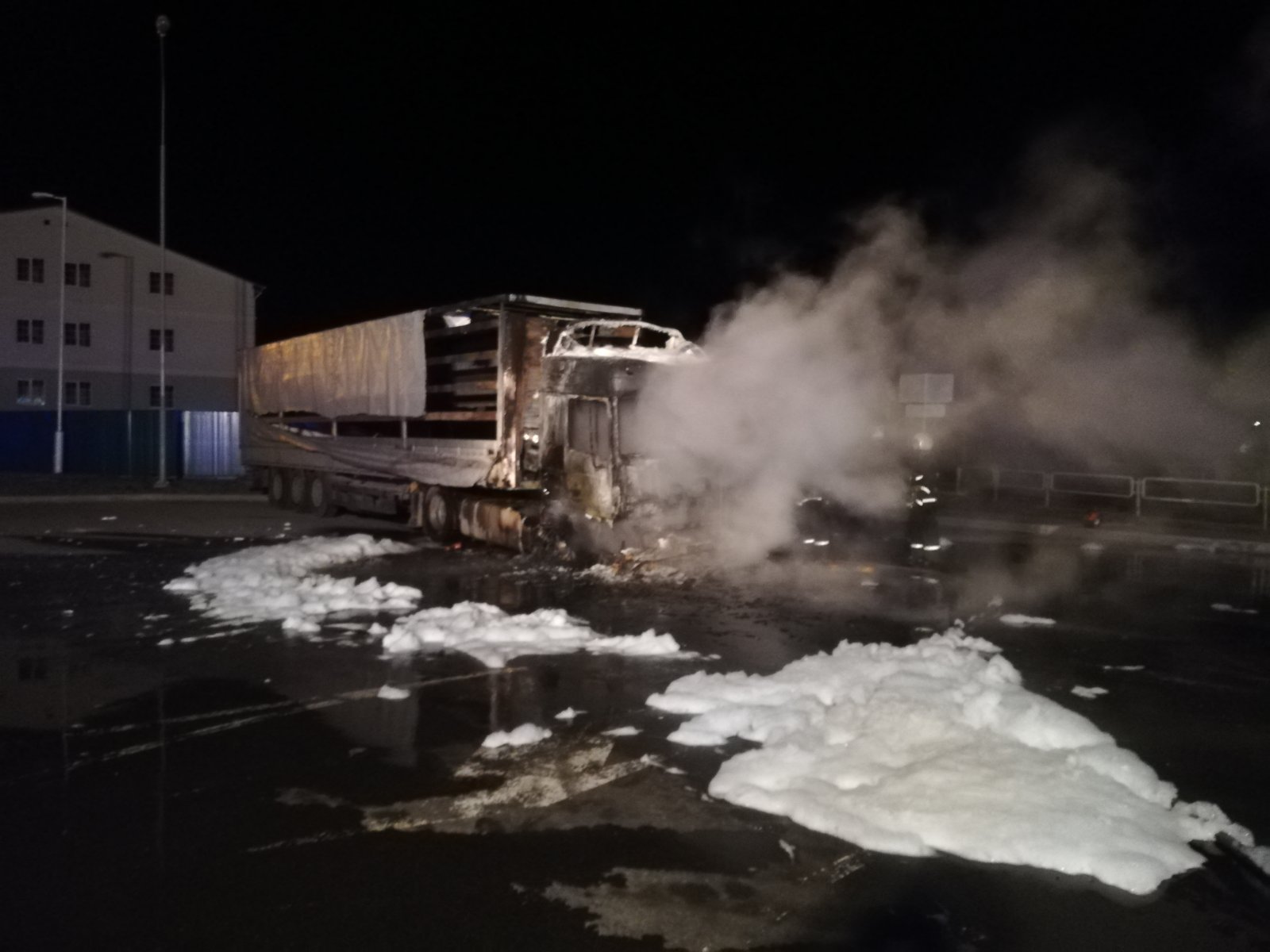 Ночью в Минске горел грузовик: работники МЧС ликвидировали возгорание