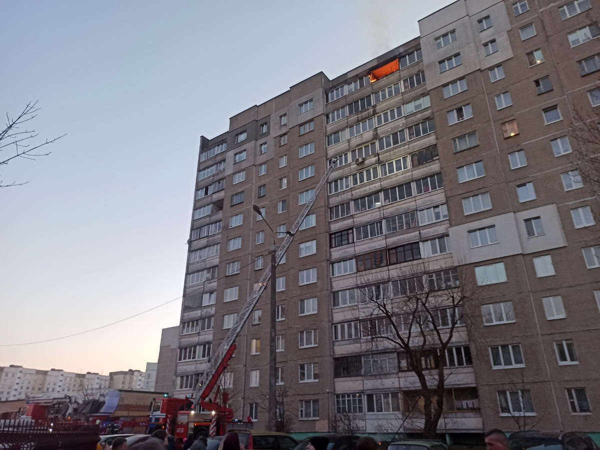 В Минске горел балкон на 12-ом этаже. Спасатели эвакуировали 11 человек  