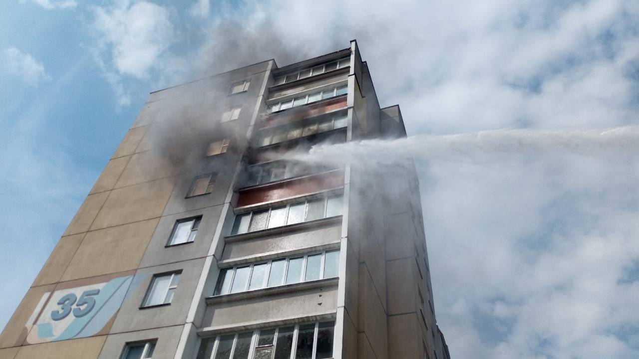 Видео с пожара по ул.Гурского, где работники МЧС спасли женщину и ее дочь, а также эвакуировали 12 человек