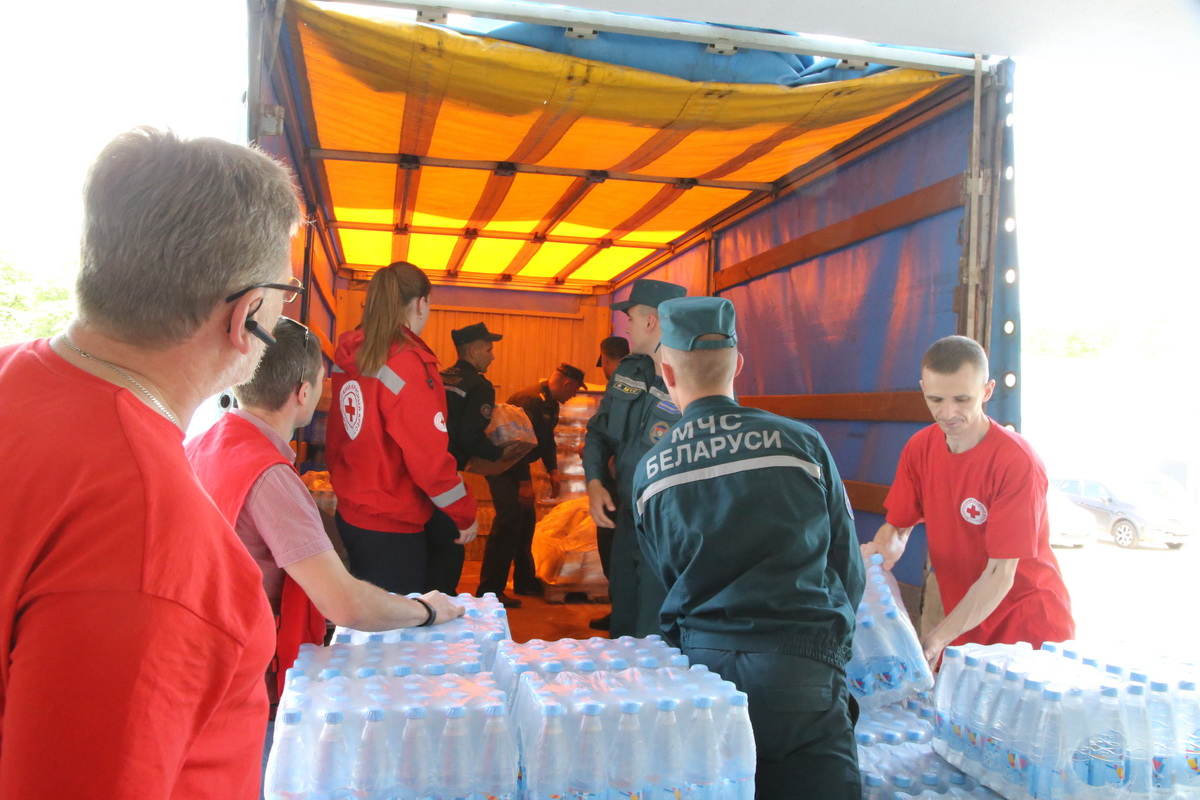 Работники МЧС продолжают оказывать помощь жителям Московского и Фрунзенского районов столицы