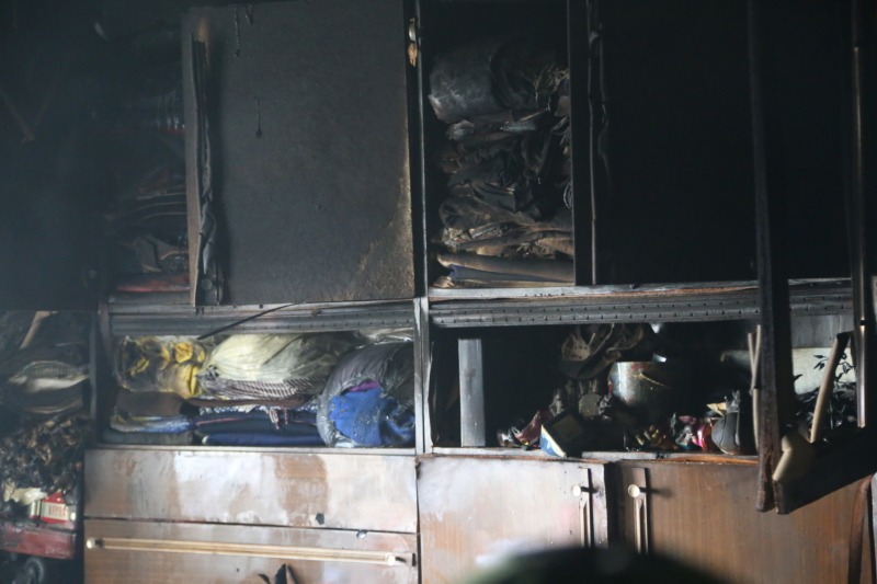 При пожаре в столичной квартире погибла женщина, еще десять человек спасено