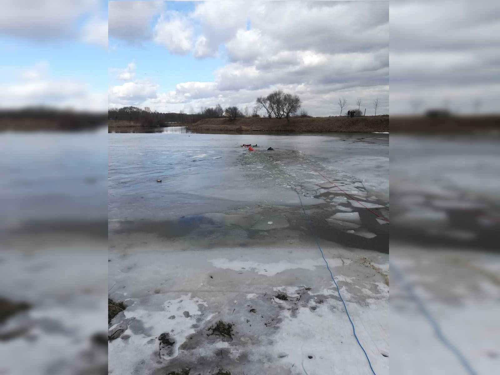 Работники МЧС спасли человека, провалившегося под лед  реки Свислочь