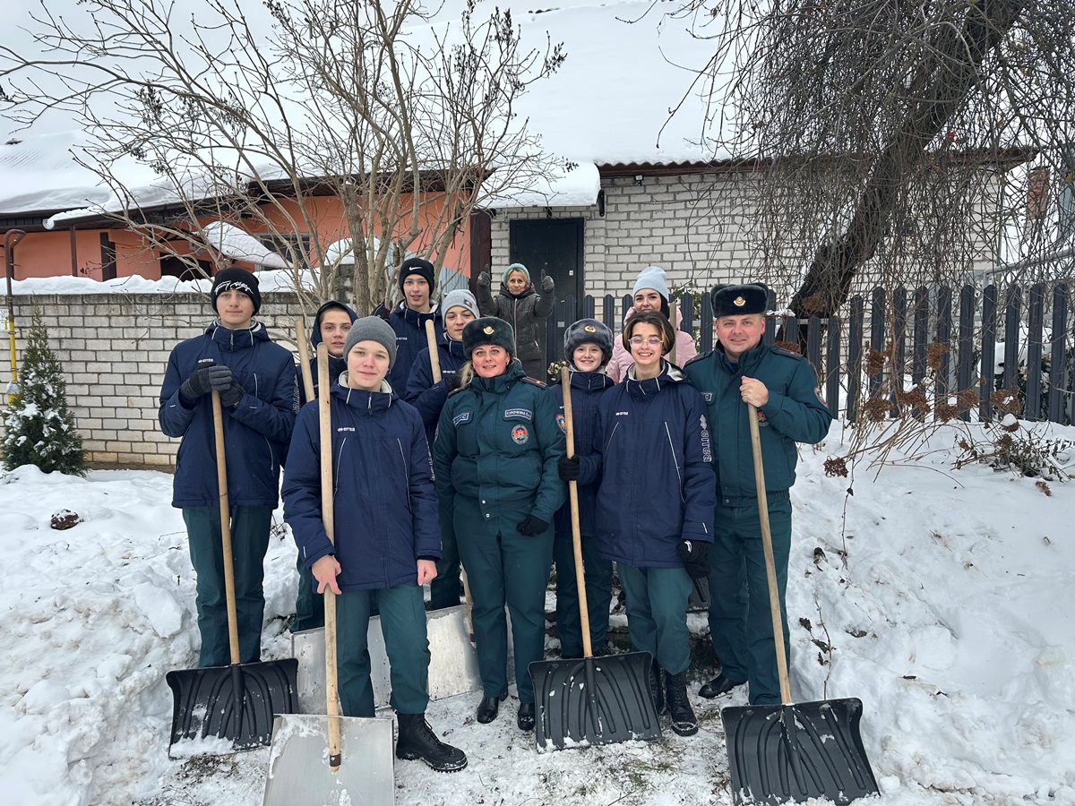 Воспитанники ВПК "ЗУБР" очистили подворья одиноко проживающих пенсионеров 
