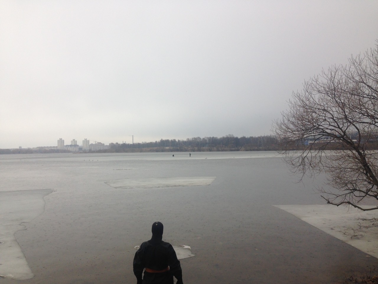 Лед тронулся! На акватории Чижовского водохранилища работники МЧС спасли двух мужчин 