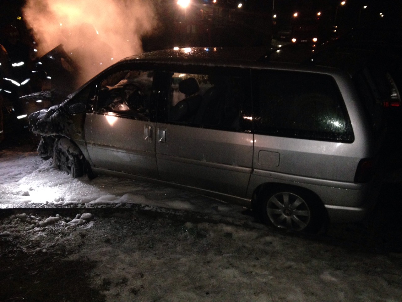Работники МЧС ночью ликвидировали загорание легкового авто, повреждены ещё 2 автомобиля