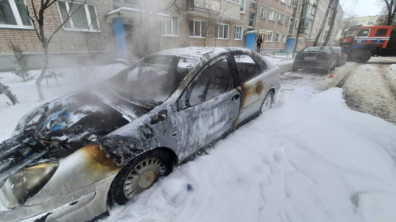 Работники МЧС ликвидировали возгорание автомобиля в Минске (ВИДЕО)