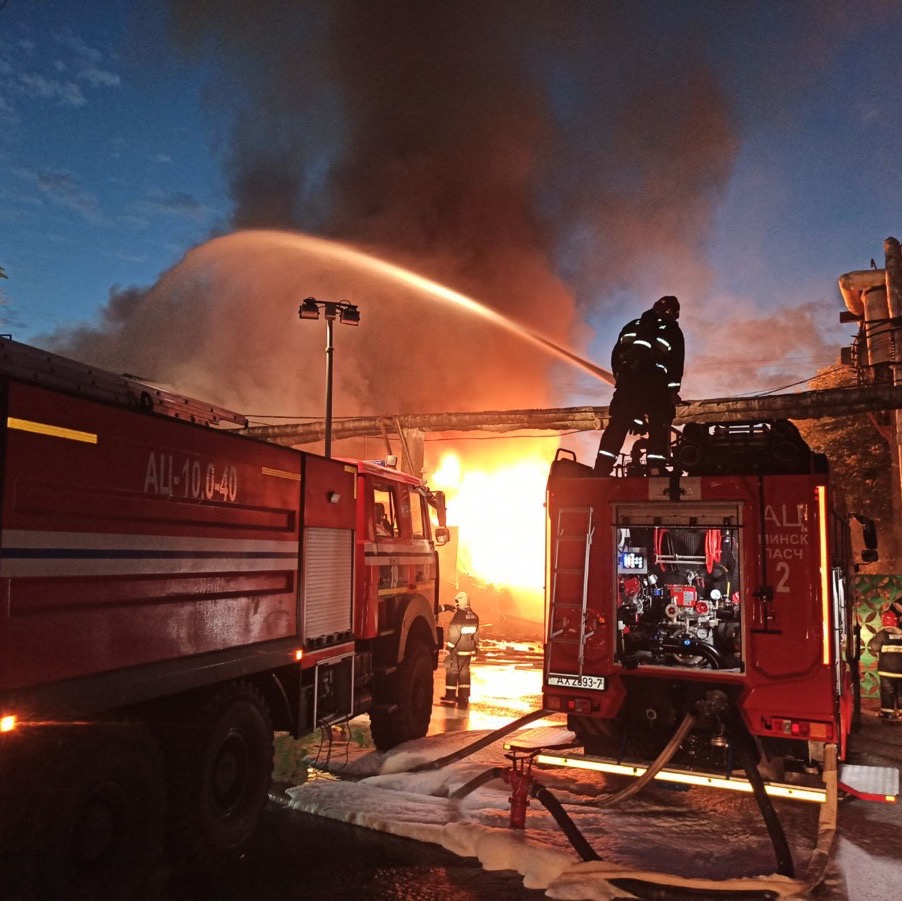 Спасатели ликвидировали крупный пожар на предприятии в Минске